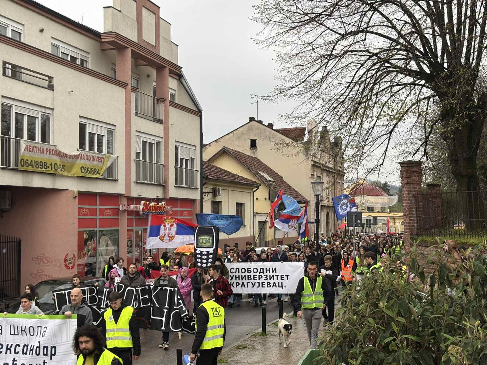 Kragujevački maturanti u protestnoj šetnji podrške profesorima 2 Kragujevački maturanti u protestnoj šetnji podrške profesorima 2