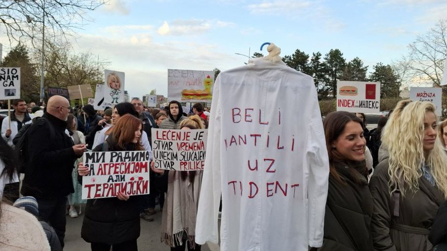 "Pacijenti nisu politički rekviziti": Završen protest novosadskih medicinara 2 "Pacijenti nisu politički rekviziti": Završen protest novosadskih medicinara 2