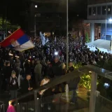 Minut ćutanja i stihovi Ljubomira Simovića, sinoć ispred RTS -a (VIDEO) 3