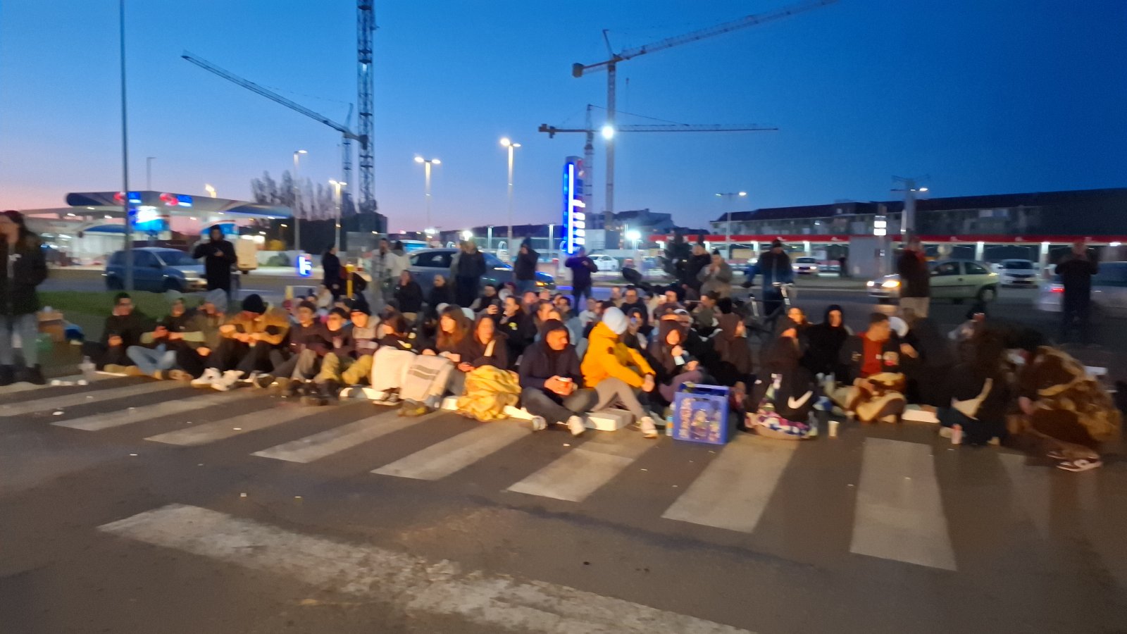 Novosadski studenti tokom noći blokirali GSP: Policija jutros uklonila blokadu (FOTO/VIDEO) 3 Novosadski studenti tokom noći blokirali GSP: Policija jutros uklonila blokadu (FOTO/VIDEO) 3