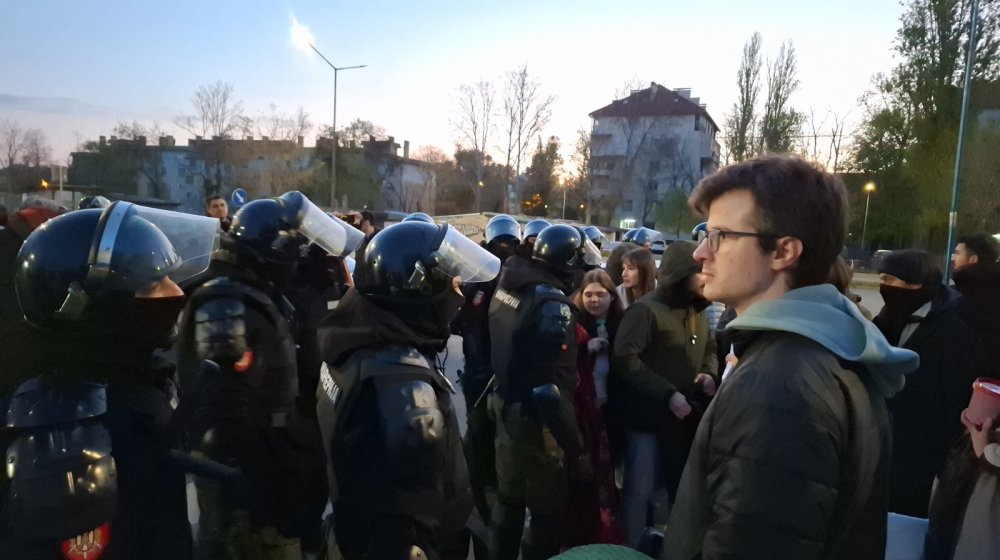 Novosadski studenti tokom noći blokirali GSP: Policija jutros uklonila blokadu (FOTO/VIDEO) 1