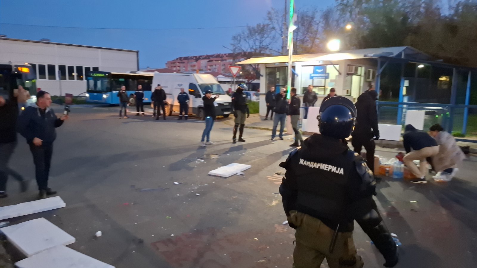 Novosadski studenti tokom noći blokirali GSP: Policija jutros uklonila blokadu (FOTO/VIDEO) 2 Novosadski studenti tokom noći blokirali GSP: Policija jutros uklonila blokadu (FOTO/VIDEO) 2