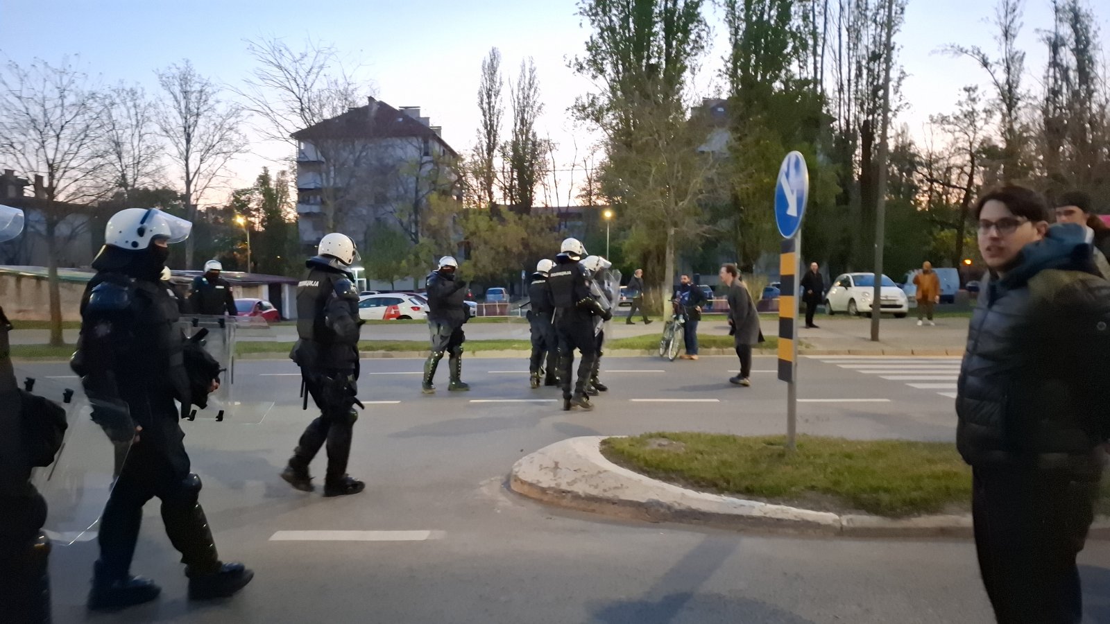 Novosadski studenti tokom noći blokirali GSP: Policija jutros uklonila blokadu (FOTO/VIDEO) 4 Novosadski studenti tokom noći blokirali GSP: Policija jutros uklonila blokadu (FOTO/VIDEO) 4
