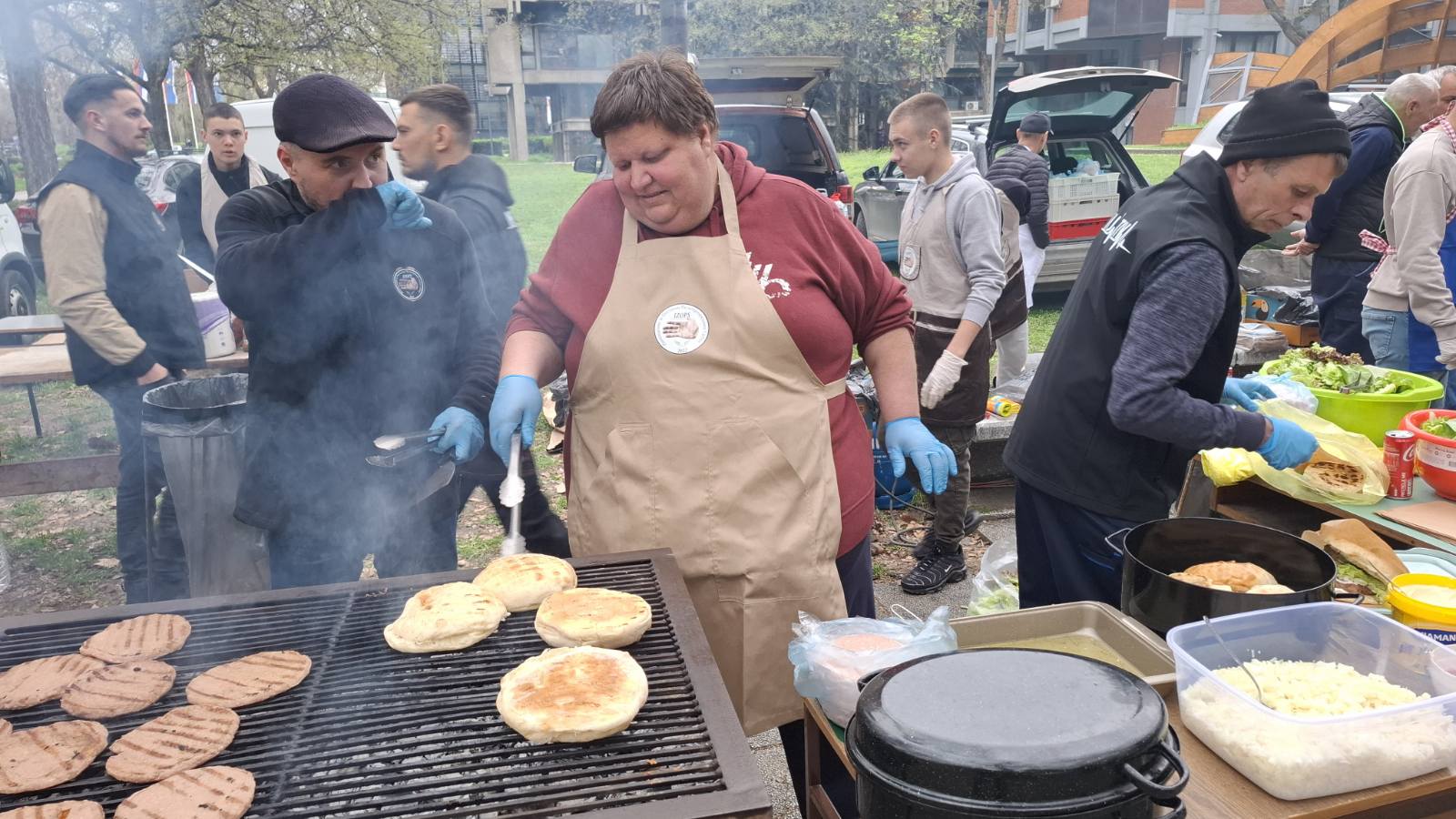 Poljoprivrednici kuvali za studente: Prodato 1.700 pljeskavica i tri praseta, sav prihod ide studentima koji putuju za Strazbur 2 poljoprivrednici