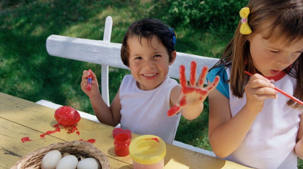 Kako se skida boja sa prstiju nakon farbanja jaja? 1