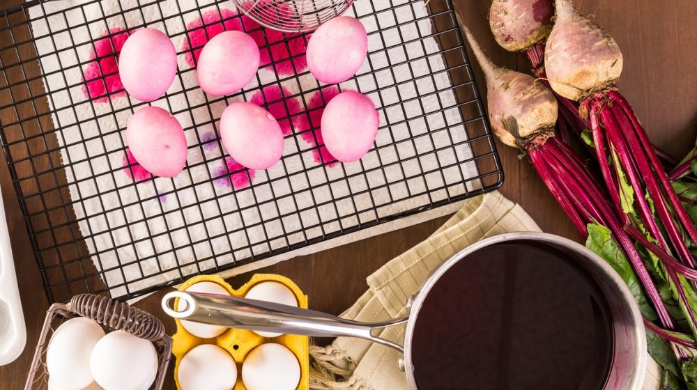 Farbanje jaja cveklom: Nežne nijanse i rustičan šarm 1