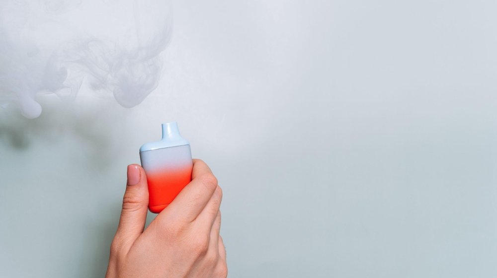 Opasna strana vejpa: Tinejdžerki zavisnoj od ovog uređaja dijagnostikovana „kokičasta pluća“ 1