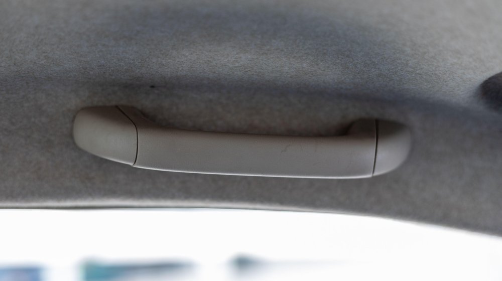 Mislite da znate čemu služi ručka u autu: Ljudi su tek sad otkrili njenu svrhu 1