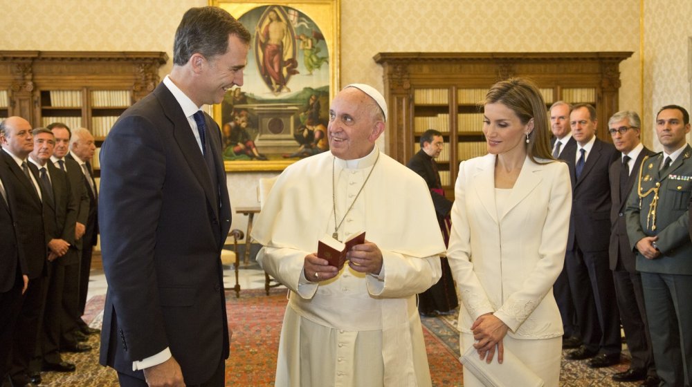 Samo ove žene smeju da nose belo u poseti papi 1