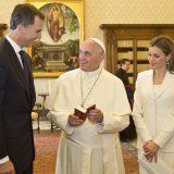 Samo ove žene smeju da nose belo u poseti papi 1