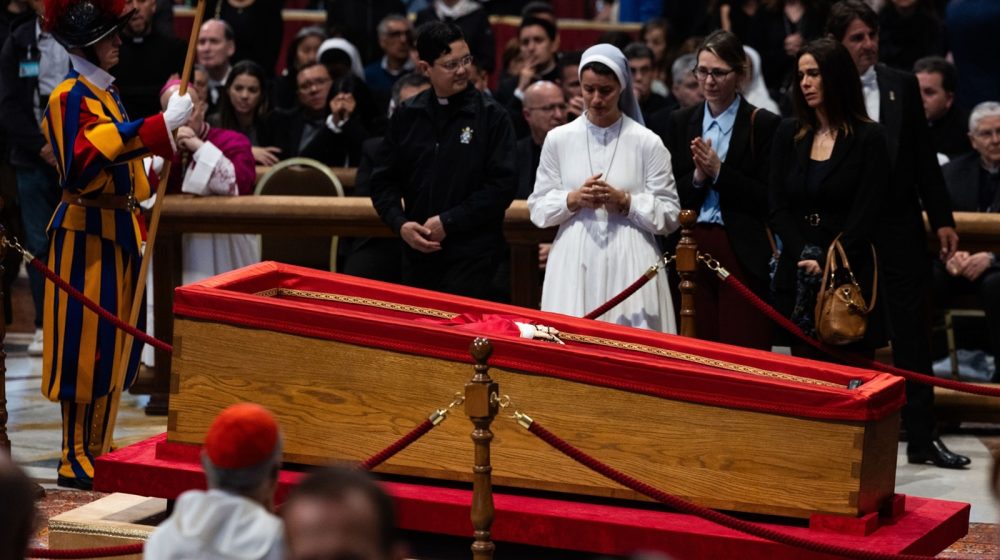 Javno izlaganje tela pape Franje završeno posle tri dana, sanduk obišlo oko 250.000 ljudi 1