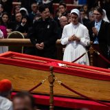 Javno izlaganje tela pape Franje završeno posle tri dana, sanduk obišlo oko 250.000 ljudi 8