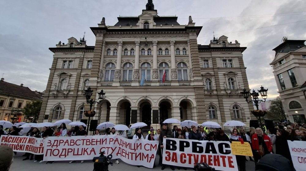 "Pacijenti nisu politički rekviziti": Završen protest novosadskih medicinara 1