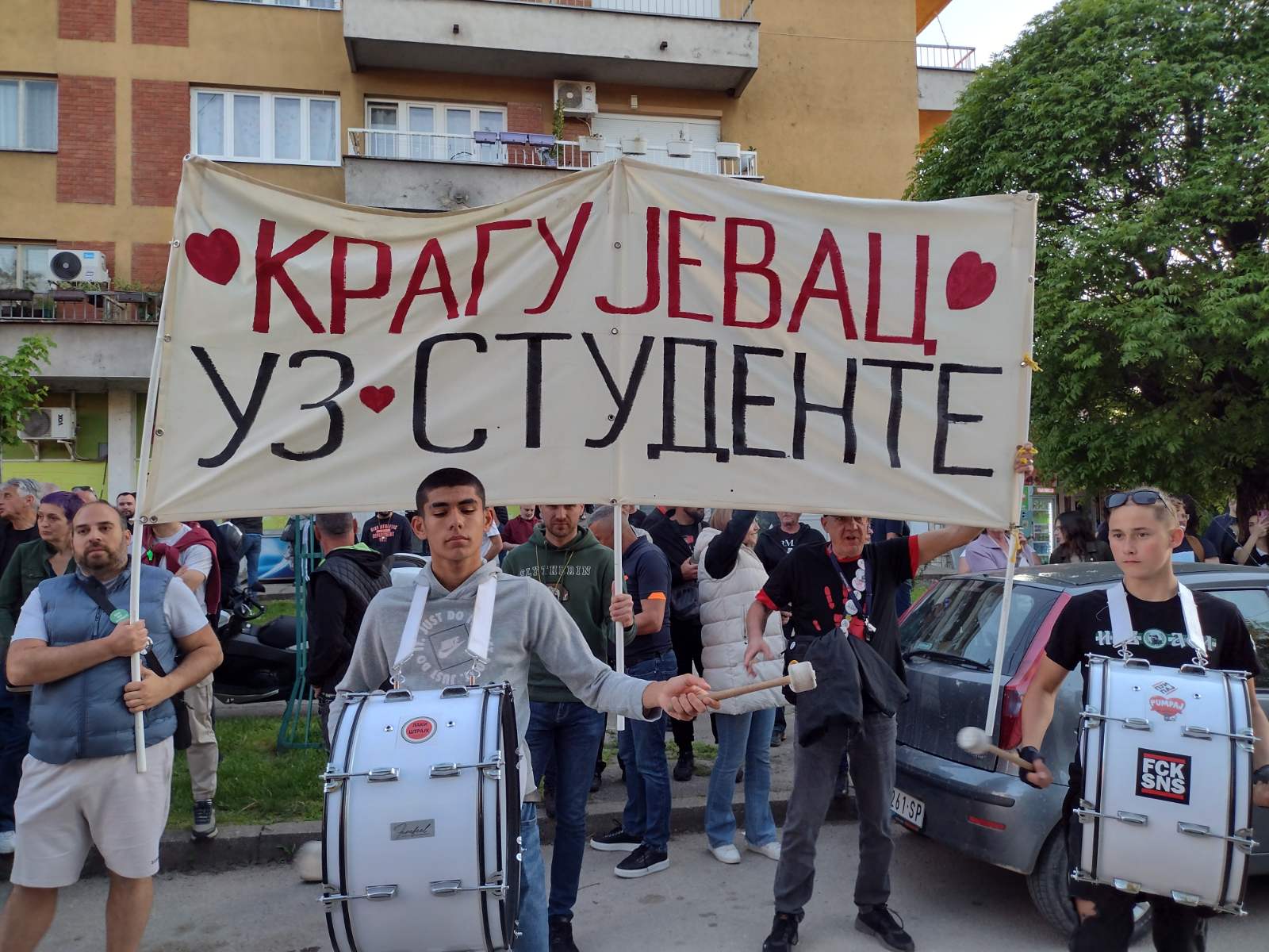 Nisu krivi zidovi - krivi ste vi: Završen protest u Rači Kragujevačkoj zbog pada plafona u školi u Saranovu (VIDEO, FOTO) 4