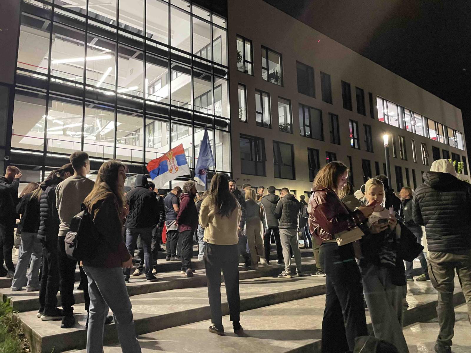 "Nisu ni jedan pristojan prilog napravili": Novosadski studenti ispred RTV-a, postavljene barikade na ulaze u zgradu (VIDEO, FOTO) 2