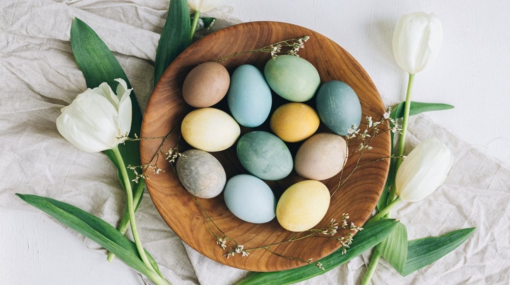 farbanje jaja prirodnim bojama