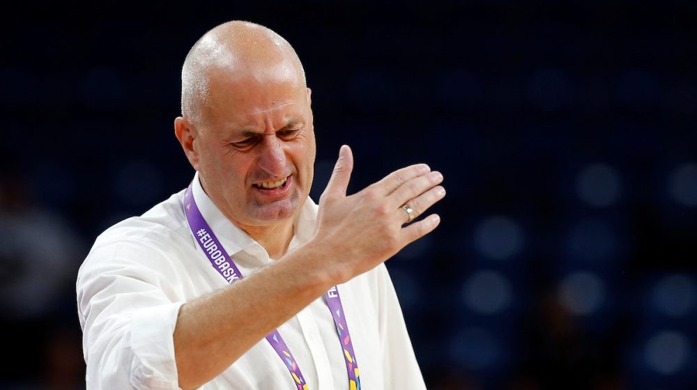 "Nadam se da ćeš novac zarađen od košarke potrošiti na lekove": Crnogorski trener ljut na sudiju posle poraza 1