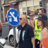 Studenti i inspektor UKP udaljili dvojicu mladića iz ograđenog prostora kod zgrade RTS zbog "provociranja" 10