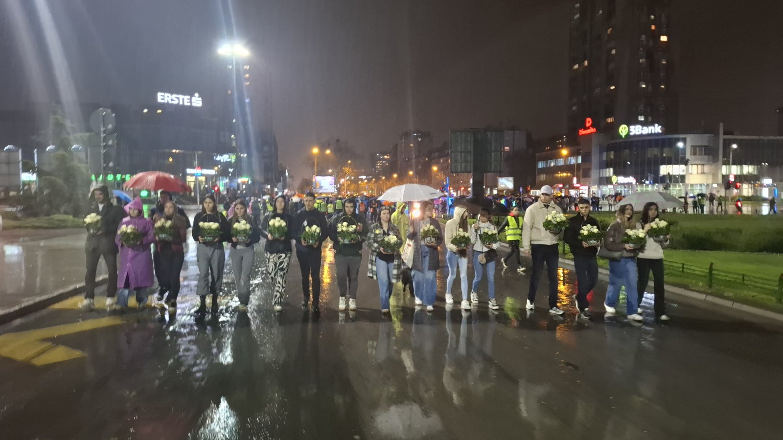 Novosađani šetali u znak sećanja na žrtve pada nadstrešnice: Za svaki minut ispaljena po jedna signalna raketa (FOTO, VIDEO) 1