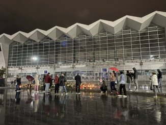 Novosađani šetali u znak sećanja na žrtve pada nadstrešnice: Za svaki minut ispaljena po jedna signalna raketa (FOTO, VIDEO) 2
