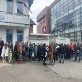 "Da se naš glas čuje do Srbije": Građani se pobunili u Gračanici protiv političkog uticaja na zapošljavanja, odgovorila im direktorka 10