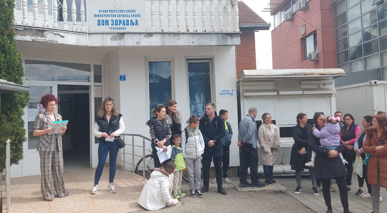 "Da se naš glas čuje do Srbije": Građani se pobunili u Gračanici protiv političkog uticaja na zapošljavanja, odgovorila im direktorka 2 "Da se naš glas čuje do Srbije": Građani se pobunili u Gračanici protiv političkog uticaja na zapošljavanja, odgovorila im direktorka 2