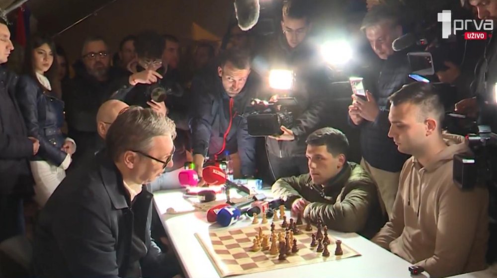 Vučić igrao šah u Pionirskom parku, studente koji žele da uče nazvao "iskrom slobode"