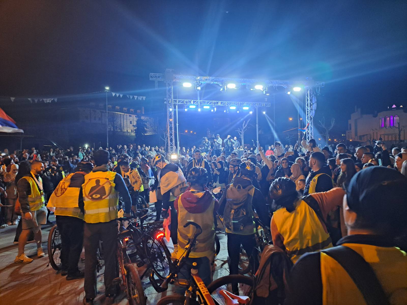 Novi Pazar dočekao studente koji će sutra učestvovati na protestu "Sloboda vlada čaršijom" (FOTO, VIDEO) 4