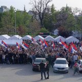 poslanicima opozicije pogrdno skandirali ispred skupštine