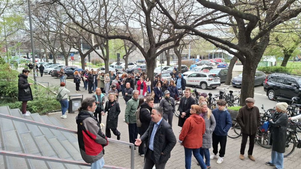 Građani se okupili ispred suda u Novom Sadu zbog pritvorenog Saše Bugarskog: "Nije bio nasilan niti je bilo koga gurao, instiktivno je reagovao" 1