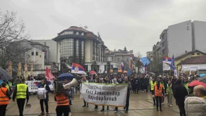 Maturanti kragujevačkih srednjih škola prošetali su danas popodne gradskim ulicama u znak podrške profesorima koji trpe konstantne pritiske Ministarstva prosvete, a ne odustaju ni od podrške studentima i njihovim zahtevima.