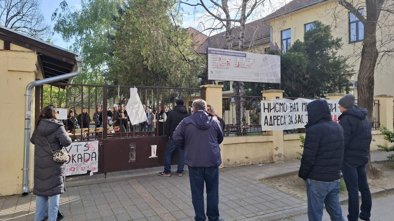 Studenti proglasili potpunu blokadu VTŠ u Novom Sadu: Deo zaposlenih i direktor pokušali da uđu u školu 2