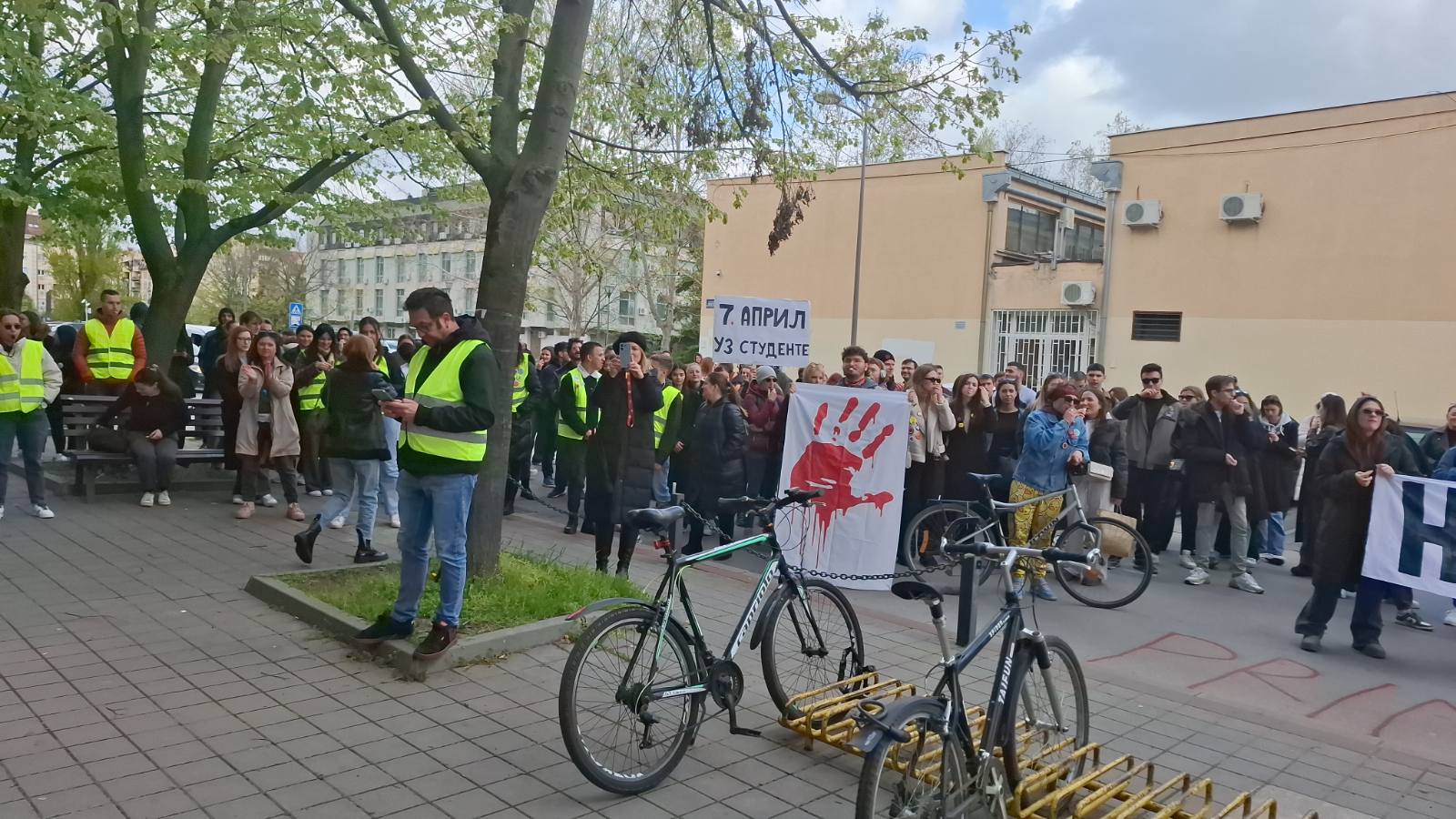 Studenti i građani održali protest ispred Zavoda za zdravstvenu zaštitu u Novom Sadu: "Pacijenti nisu politički rekviziti" 3