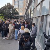 Jovina gimnazija u Novom Sadu zaključana, škola prelazi na onlajn nastavu: Nastavnici ispred Školske uprave i Prosvetne inspekcije 5