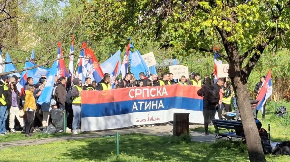 Grupa mladih Novosađana pešači na Vučićev skup: Žele da podrže predsednika ali i okupljene u Pionirskom parku 1