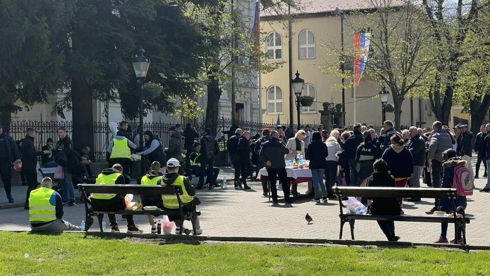 Grupa mladih Novosađana pešači na Vučićev skup: Žele da podrže predsednika ali i okupljene u Pionirskom parku 2