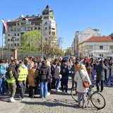 „Dosta pretnji i govora mržnje“: Protest ispred Jovine gimnazije zbog uvredljivih grafita 11