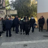 Grupa mladih Novosađana nastavila da pešači na Vučićev skup: Novinarima zabranjeno da prate kolonu 6