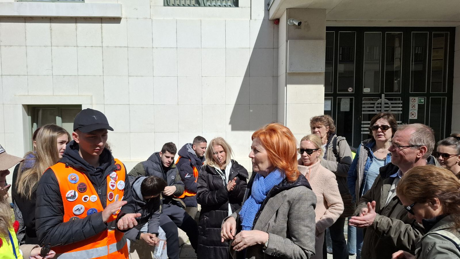 Gimnazija Jovan Jovanović Zmaj zaključana: Nastavnici i učenici protestovali ispred Gradske kuće i Banovine 2