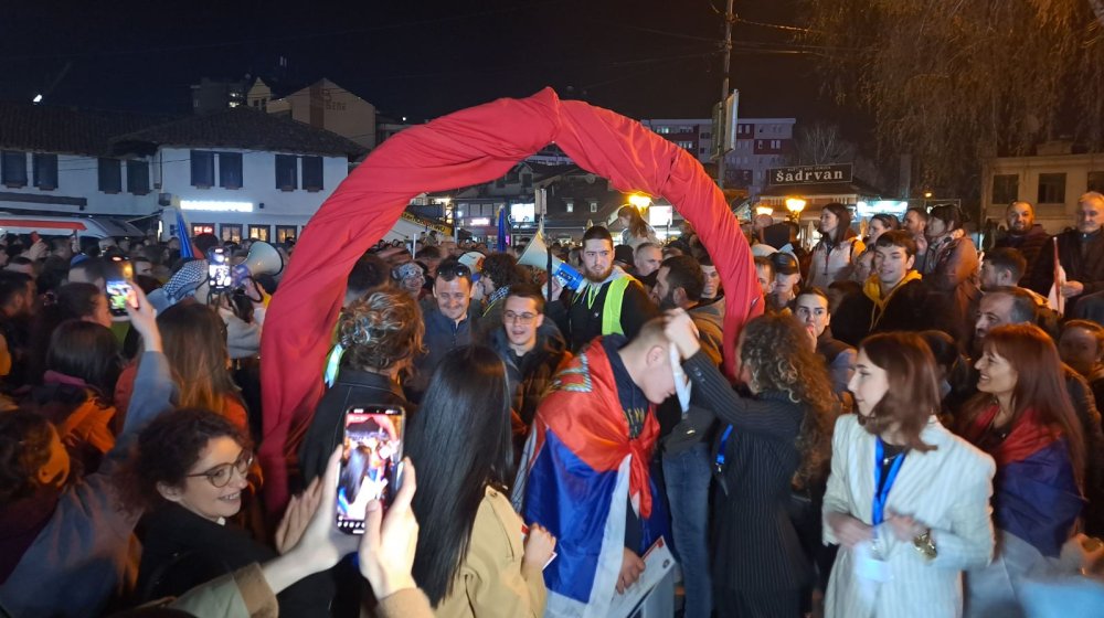 Novi Pazar dočekao studente koji će sutra učestvovati na protestu "Sloboda vlada čaršijom" (FOTO, VIDEO) 1