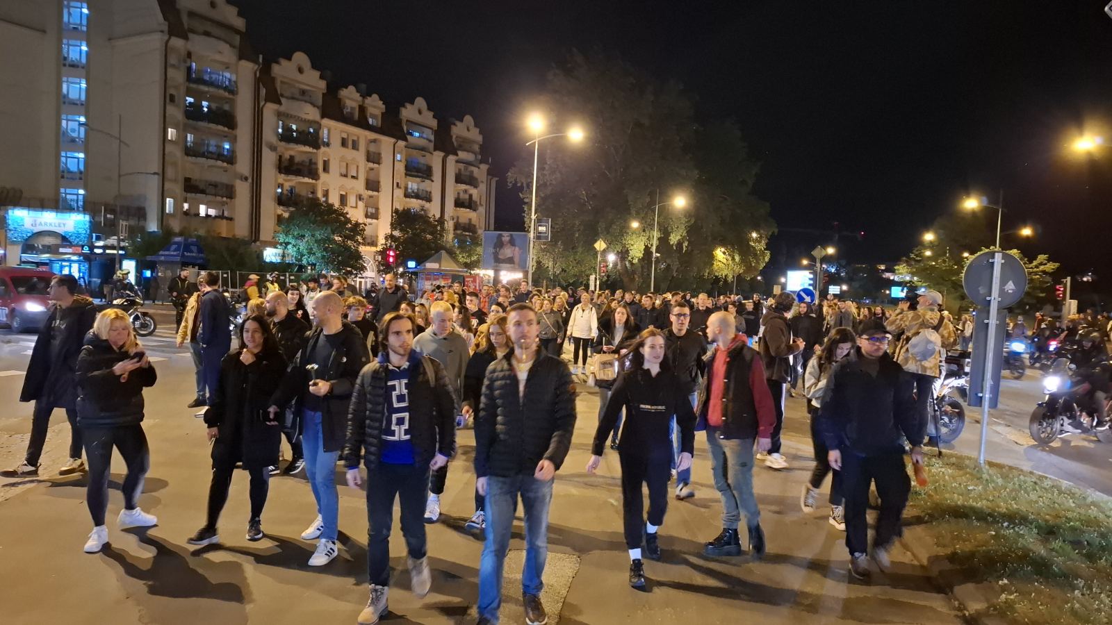 "Nisu ni jedan pristojan prilog napravili": Novosadski studenti ispred RTV-a, postavljene barikade na ulaze u zgradu (VIDEO, FOTO) 4