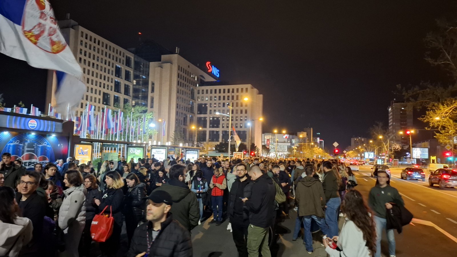 "Nisu ni jedan pristojan prilog napravili": Novosadski studenti ispred RTV-a, postavljene barikade na ulaze u zgradu (VIDEO, FOTO) 5