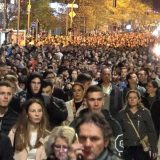 "Nisu ni jedan pristojan prilog napravili": Novosadski studenti ispred RTV-a, postavljene barikade na ulaze u zgradu (VIDEO, FOTO) 5