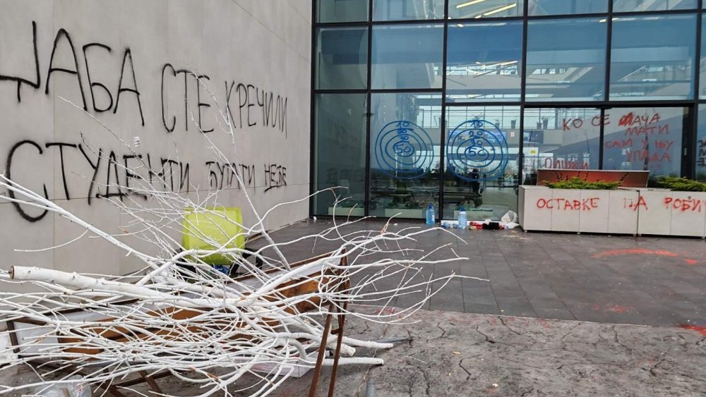 Zborovi Novog Sada pozivaju na novu blokadu RTV-a: "Da li ste na strani novinarske profesije i zakona ili propagandne mašinerije?" 2