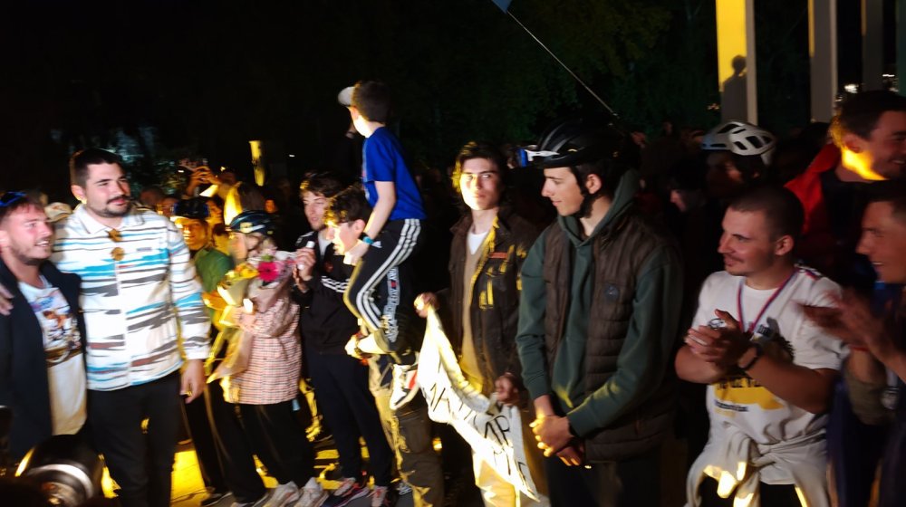 Novosađani ovacijama i suzama dočekali bicikliste koji su se vratili iz Strazbura: Deo studenata najavio odlazak na blokadu RTS-a (VIDEO, FOTO) 1