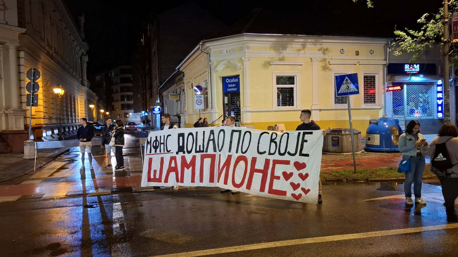 (FOTO, VIDEO) Srednjoškolci koji su pešačili iz raznih gradova stigli u Novi Sad: Ori se "Ko ne skače taj je Ćaci" 4