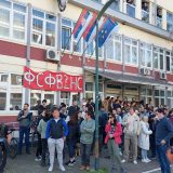 Zbor građana MZ "Narodni heroji" nakon zbora idu ispred DIF-a 1