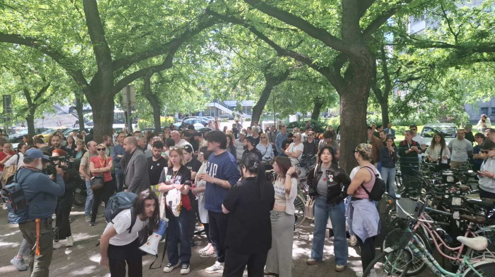 Protest studenata ispred suda u Novom Sadu: "Policija nezakonito i neosnovano uhapsila Petrovića" 1