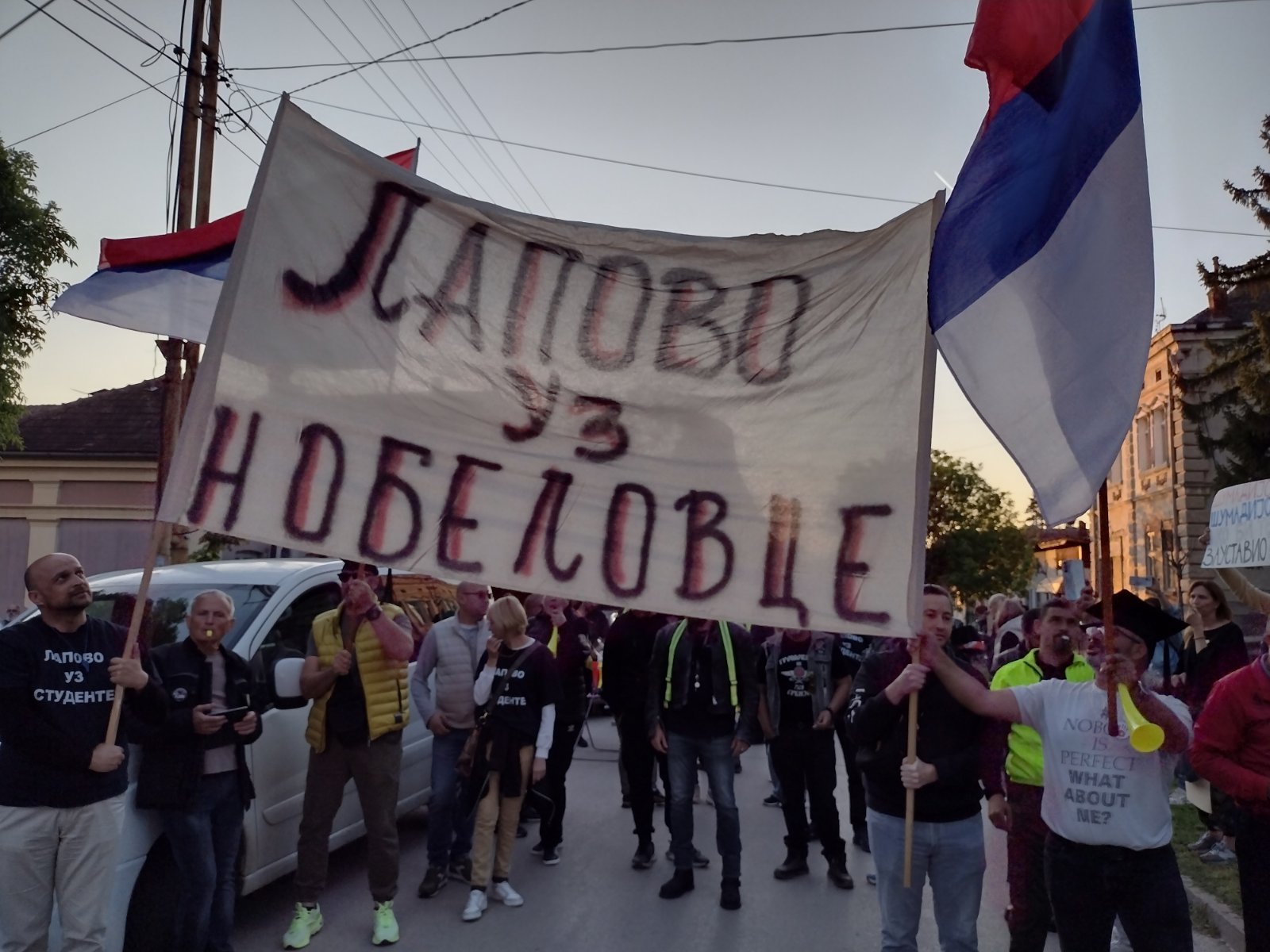 Nisu krivi zidovi - krivi ste vi: Završen protest u Rači Kragujevačkoj zbog pada plafona u školi u Saranovu (VIDEO, FOTO) 3