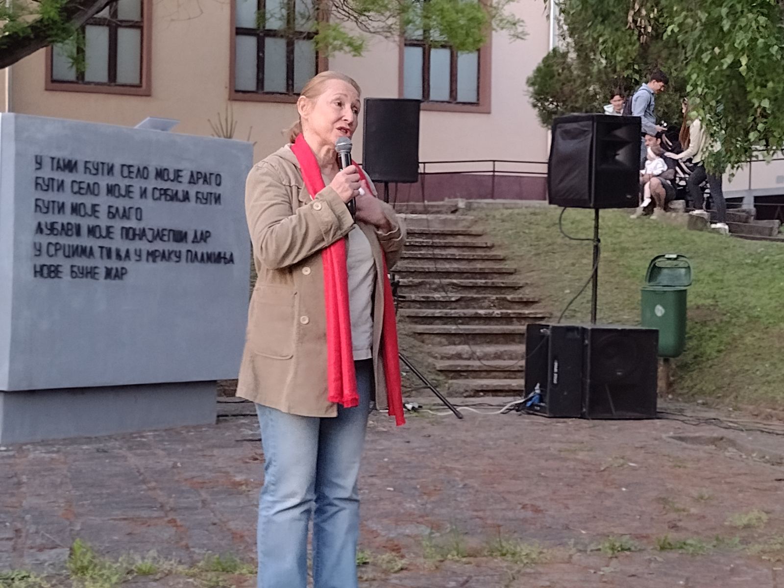 Nisu krivi zidovi - krivi ste vi: Završen protest u Rači Kragujevačkoj zbog pada plafona u školi u Saranovu (VIDEO, FOTO) 6